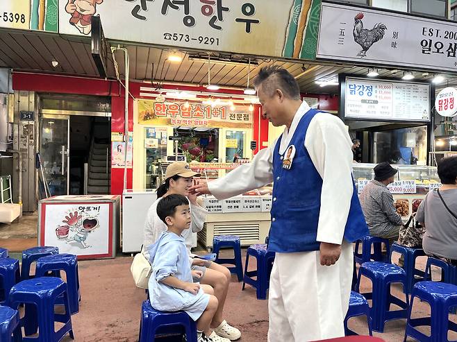 ▲ 강남시장에서는 각종 문화 행사 공연이 열리고 있다. /사진제공=강남시장 상인회
