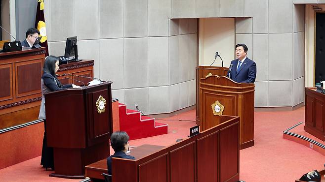 임병택 시흥시장(오른쪽)이 1일 열린 제332회 시흥시의회 제2차 정례회 제3차 본회의에서 박소영 시의원의 대야·신천 대동센터 관련 시정질문에 답변하고 있다. 사진=시흥시의회