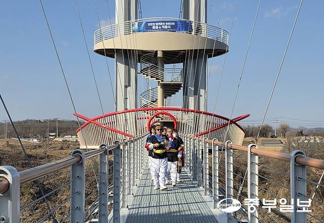 개통식 식전 행사로 개미산마을 주민들이 난타 공연을 선보이며 현장 분위기를 돋우고 있다. 이석중기자