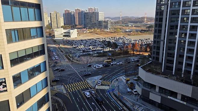 '스타필드 빌리지' 개장으로 대규모 교통 정체가 예상되는 운정신도시 내 가람교차로 전경.[사진=파주시]