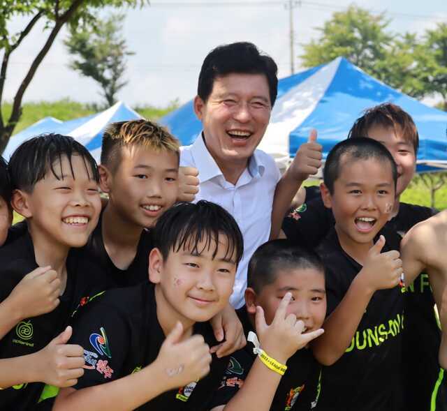 구미지역 축구유망주 5명이 지난달 28일부터 6박 8일간 스페인에서 선진축구를 체험한다. 사진은 구자근 국회의원이 3년 연속 구미에 유치하고 있는 I리그 여름 축구축제에 참가한 축구꿈나무들과 기념사진을 찍고 있다. 구자근 의원실 제공