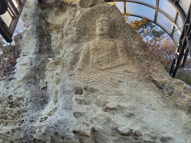 원효대사가 입적한 곳으로 추정되는 골굴사의 문화유적 보물 마애석불좌상.