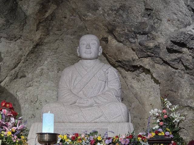 광유선승 등이 신라시대 처음 불교를 전래하며 수련한 곳으로 전하는 혈사에 모셔지고 있는 원효대사 소상.