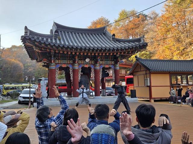골굴사가 수행과 나라를 지키기 위해 수련했던 선무도를 복원 전파하고 있다. 선무도 체험공연.