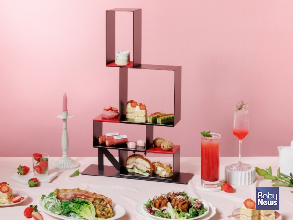 풍성한 딸기 디저트와 함께하는 특별한 티타임 '딸기 애프터눈 티 세트'. ⓒ노보텔 앰배서더 동대문