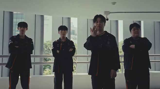 2일차 마지막 경기의 치킨과 함께 A조 3위로 올라선 T1(출처= 대회 실황 캡처).