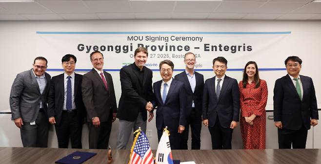 김동연 경기도지사가 지난 10월 미국 보스턴 인테그리스 본사에서 경기도내 추가 투자협약을 체결하고 있다.(사진=경기도)