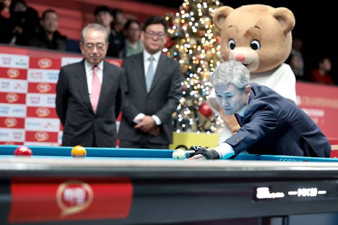 천세기 하림그룹 최고재무책임자(CFO)가 '하림 PBA-LPBA 챔피언십' 개막식서 대회 성공 개최를 위한 시타를 하고 있다. 사진=PBA