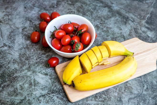 바나나와 토마토는 아침 대용으로 간편하게 선택하는 대표적인 과채류다. 사진=클립아트코리아