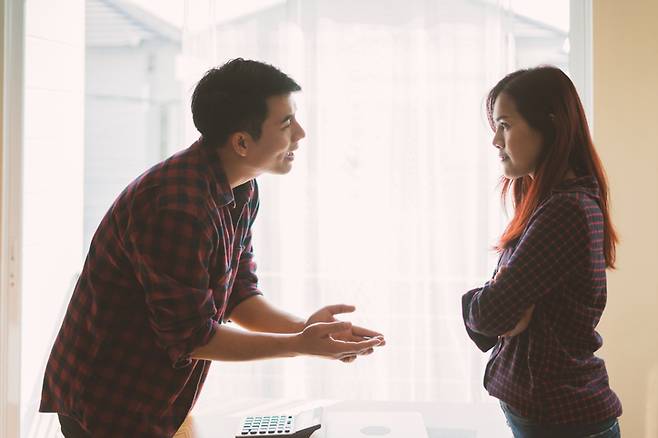대화를 시작하면 혈압이 높아지기 쉽다. 특히 흥분을 유발하는 대화는 혈압을 치솟게 한다. 사진=게티이미지뱅크