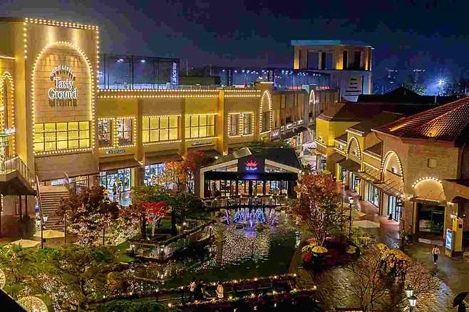 롯데아울렛은 12월 5일부터 7일까지 올해 마지막 세일 행사인 '더 블랙위크'를 선보인다.(롯데백화점제공)