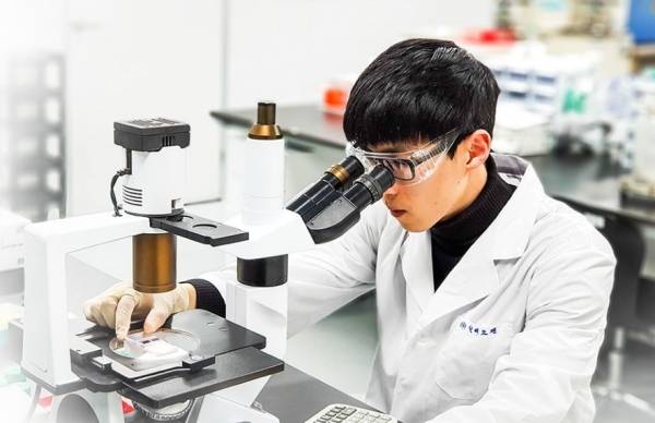 알테오젠 연구진이 바이오 플랫폼 기술 연구를 하고 있다.(알테오젠 제공)/뉴스1