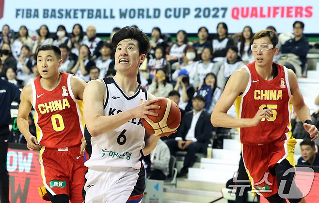 1일 강원도 원주시 동부DB프로미 아레나에서 열린 2027 국제농구연맹(FIBA) 월드컵 아시아 예선 1라운드 B조 2차전에서 이정현이 드리블을 하고 있다. 한편 지난달 28일 한국은 중국 베이징에서 열린 1차전 원정 경기에서 중국을 80-76으로 격파했다. 2025.12.1/뉴스1 ⓒ News1 김명섭 기자