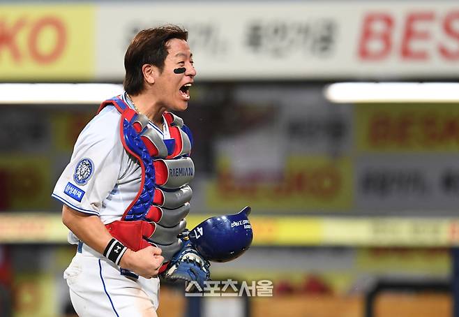 삼성 강민호가 대구삼성라이온즈파크에서 열린 2025 KBO리그 SSG와 준플레이오프 4차전에서 SSG에 5-2로 승리하며 3승 1패로 플레이오프 진출을 확정한 뒤 기뻐하고 있다. 대구 | 박진업 기자 upandup@sportsseoul.com