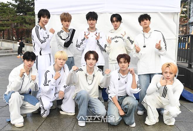 ‘2025 스포츠서울 하프마라톤’이 30일 서울 도심에서 열렸다. 그룹 싸이커스가 축하공연 전 포즈를 취하고 있다. 최승섭기자 thunder@sportsseoul.com