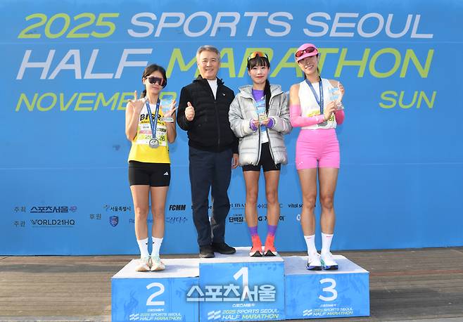 30일 서울 도심 일대에서 열린 ‘2025 스포츠서울 하프마라톤’에서 여자 10km 수상자들이 시상자인 굿모닝미디어그룹 김상혁 회장과 기념촬영을 하고 있다. 왼쪽부터 2위 장문선, 김상혁 회장, 1위 박진희, 3위 변은주.  사진 | 박진업 기자 upandup@sportsseoul.com