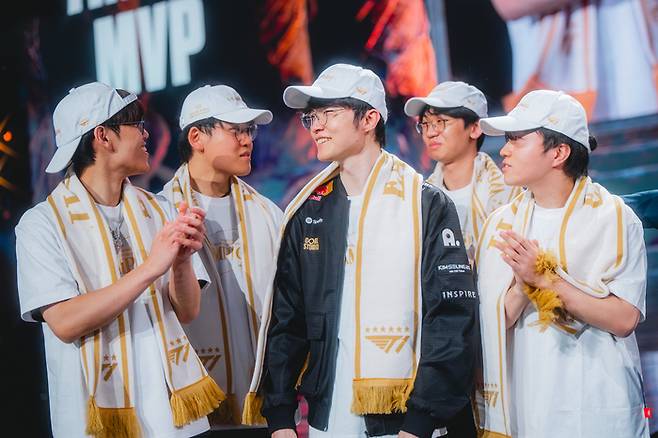‘페이커’ 이상혁이 9일 중국 청두 동안호 다목적 체육관에서 열린 2025 롤드컵 우승 후 동료들과 기쁨을 나누고 있다. 사진 | 라이엇 게임즈
