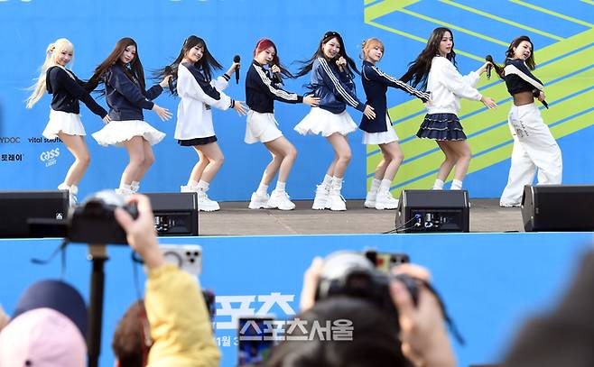 세이마이네임이 30일 서울 도심 일대에서 열린 ‘2025 스포츠서울 하프마라톤’에서 축하공연을 하고 있다. 2025. 11. 30.  박진업 기자 upandup@sportsseoul.com