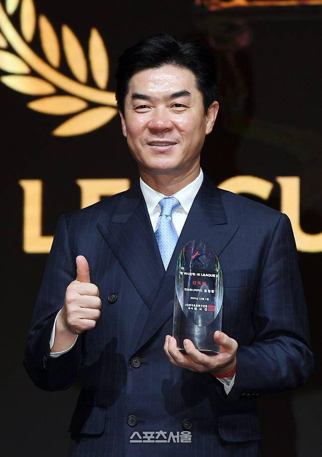 인천 유나이티드 윤정환 감독이 1일 서울 서대문구 스위스그랜드호텔에서 열린 ‘하나은행 K리그 2025 대상 시상식’에서 K리그2 감독상을 수상한 뒤 기념촬영을 하고 있다. 2025. 12. 1.  박진업 기자 upandup@sportsseoul.com
