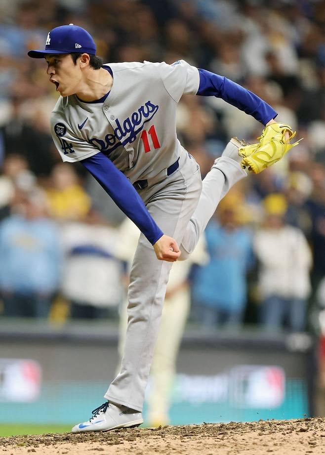 LA 다저스 사사키 로키가 13일(현지시간) 미국 위스콘신주 밀워키 아메리칸 패밀리 필드에서 열린 2025 ML 내셔널리그 챔피언십시리즈(NLCS) 1차전에서 9회 등판해 투구하고 있다. 사진 | AFP연합뉴스