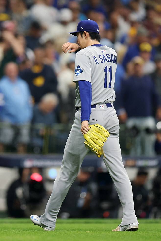 LA 다저스 사사키 로키가 13일(현지시간) 미국 위스콘신주 밀워키 아메리칸 패밀리 필드에서 열린 2025 ML 밀워키와 NLCS 1차전에서 9회 교체된 뒤 그라운드를 내려오고 있다. 사진 | AFP연합뉴스