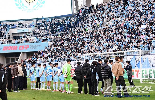30일 대구IM뱅크파크에서 열린 K리그1 대구FC와 FC안양의 경기. 양 팀은 2-2 무승부를 기록했다. 대구FC는 강등이 확정됐다. 경기 종료 후 팬들에게 감사 인사를 하고 있는 대구FC 선수들. 대구=송정헌 기자songs@sportschosun.com/2025.11.30/