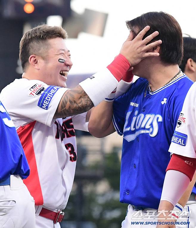 오승환 은퇴투어에서 눈물 흘린 최형우 놀리고 있는 강민호.