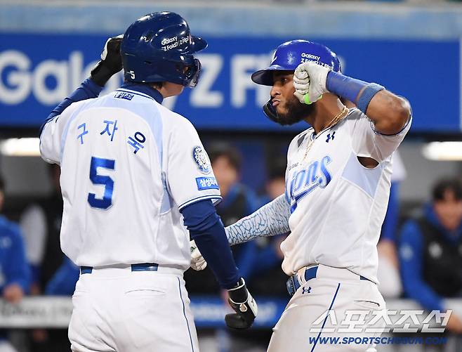 14일 대구 라이온즈파크에서 열린 SSG와 삼성의 준PO 4차전. 8회말 2사 1루 디아즈가 투런포를 친 후 구자욱의 환영을 받고 있다. 대구=정재근 기자 cjg@sportschosun.com/2025.10.14/