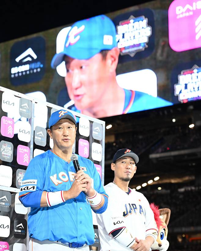 30일 일본 에스콘필드 홋카이도에서 열린 '한일 드림 플레이어즈 게임'에서  MVP에 선정된 이대호가 인터뷰를 하고 있다. 2025.11.30 [사진공동취재단]