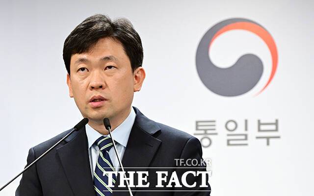 윤민호 통일부 대변인이 1일 오전 서울 종로구 정부서울청사에서 현안 관련 정례브리핑을 하고 있다. /임영무 기자