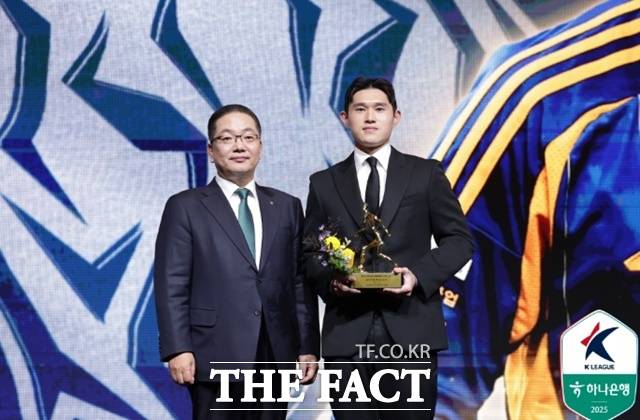 울산 HD 공격수 이동경(오른쪽)이 1일 서울 스위스 그랜드호텔 컨벤션홀에서 열린 '하나은행 K리그 2025 대상 시상식'에서 이호성 하나은행 행장으로부터 K리그1 MVP 트로피를 받고 기념사진을 촬영하고 있다./K리그
