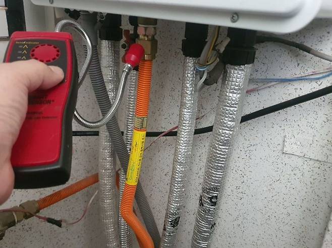 보일러가 대부분 냉기에 취약한 곳에 설치되는 만큼 동파도 주의해야 한다. 보일러 배관이나 설비 내부의 물이 얼면 설비나 배관이 파손되기 쉽다. 일반적으로 보일러에 내장된 동파 방지 기능은 전기로 작동하므로 전기가 항상 연결돼 있는지 확인해야 한다. 아시아경제DB