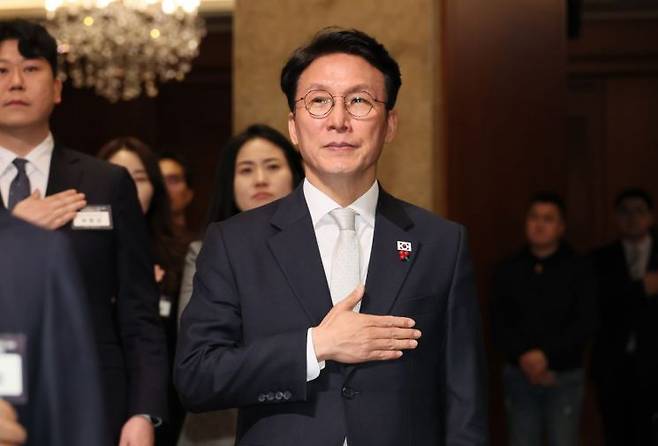 김민석 국무총리가 1일 서울 중구 롯데호텔에서 열린 제11회 중견기업인의 날 기념식에서 국기에 경례하고 있다. 2025.12.1 연합뉴스