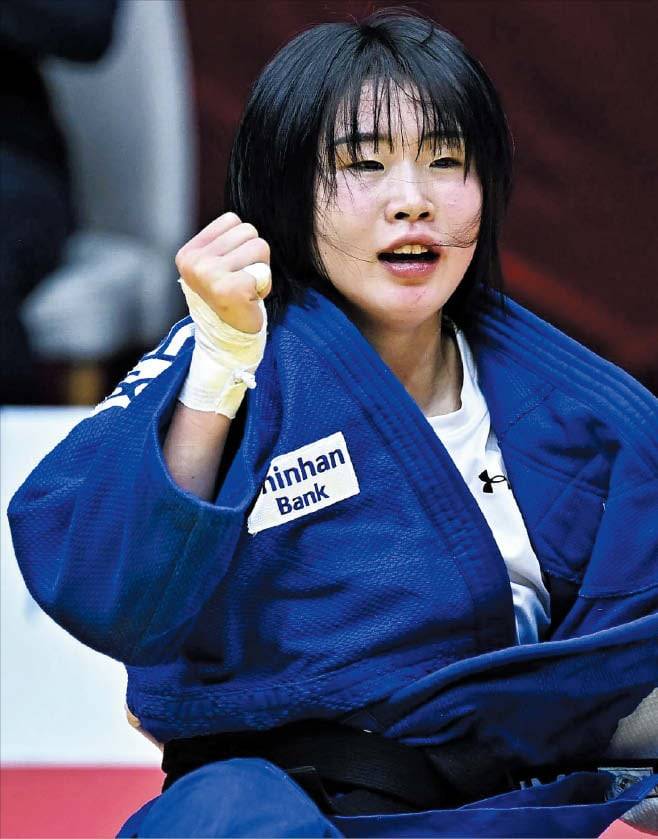 허미미가 지난달 29일 아부다비 그랜드슬램에서 우승한 뒤 기뻐하고 있다./국제유도연맹