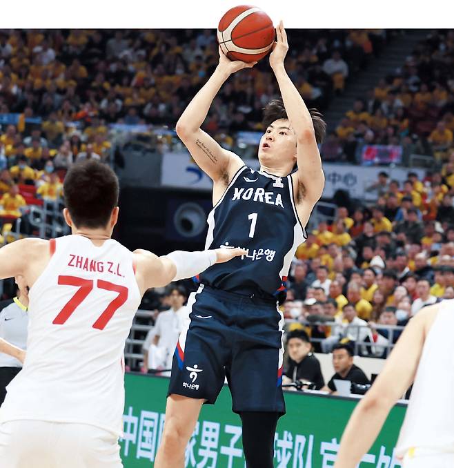 신화 연합뉴스한국 농구 대표팀의 에이스 이현중이 지난달 28일 중국 베이징에서 열린 국제농구연맹(FIBA) 월드컵 아시아 예선에서 중국 수비수를 따돌리고 3점슛을 던지고 있다. 이현중은 이날 3점슛 9개를 포함해 33득점 14리바운드의 맹활약으로 팀 승리를 이끌었다.