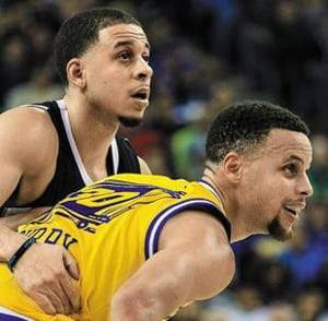 세스 커리(왼쪽)가 두 살 위 형인 스테판 커리를 막는 모습. /세스 커리 인스타그램