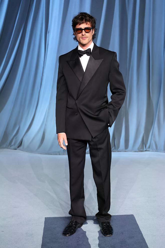 커스텀 그레인 드 푸드레 턱시도, 보타이, 코튼 트윌 셔츠, 로마 레이스업 슈즈의 턱시도 룩. 영화 ‘프랑켄슈타인’ 홍보 투어 동안 제이콥 엘로디는 보테가 베네타의 스타일을 완벽히 재현하며, 클래식과 모던함이 교차하는 패션 모멘트를 만들어냈다. 보테가 베네타.