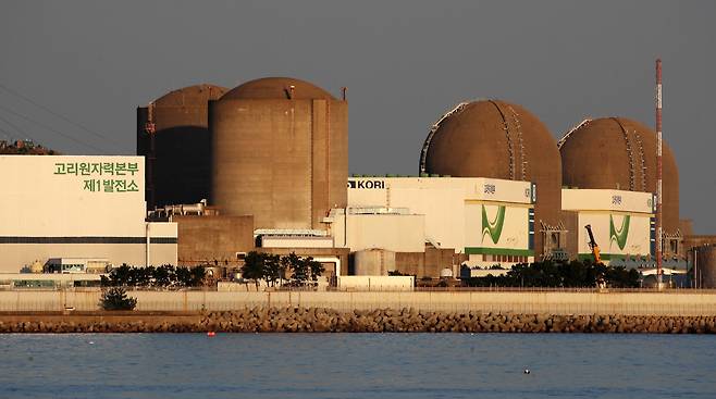 부산 기장군 장안읍에 있는 고리 원전 1호기(왼쪽 첫 번째)/뉴스1
