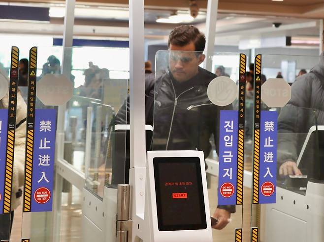 인천국제공항에서 1일 한 외국인이 자동출입국심사대를 이용해 입국하고 있다. /법무부 제공