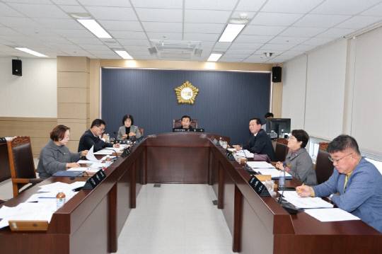 지난 11월 28일 당진시의회 산업건설위원회가 추경예산 심의를 할 예정이었지만 소속 의원 7명 중 4명이 불참하면서 성원이 되지 않아 회의는 아예 열리지 못했다.(산건위 10월 27일 회의 모습) 사진=당진시의회 홈페이지.