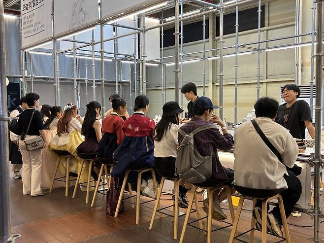 행사장 3층에서 전통 차 시음을 즐기고 있는 시민들. 사진=김승현 기자 tmdgus@donga.com