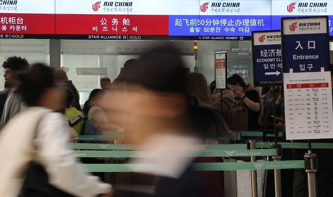 한국의 중국인 단체관광객 한시 무비자 제도가 면세점 매출 증가 등 뚜렷한 소비 효과를 내자 관광업계가 연장을 공식 건의했다. 중국 관영지는 상호 무비자 효과를 강조했지만, 방한 중국인 수는 아직 팬데믹 이전 대비 80%대 수준에 그쳐 ‘관광 특수’는 제한적이라는 평가도 나온다. 뉴스1