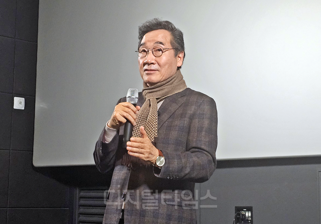 새미래민주당 창당주주이자 상임고문인 이낙연 전 국무총리가 30일 오후 서울 마포구 동교동 한 영화관의 상영관에서 지지자 모임과 함께 제주 4·3 사건의 양민학살 비극을 다룬 영화 ‘한란’을 관람한 뒤 무대 인사를 겸해 감상평을 밝히고 있다.<한기호 기자>