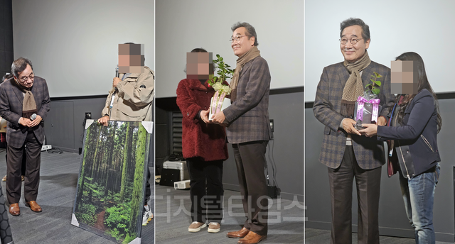 새미래민주당 상임고문인 이낙연 전 국무총리가 30일 오후 서울 마포구 동교동 한 영화관에서 지지자 모임과 함께 제주 4·3 사건의 양민학살 비극을 조명한 영화 ‘한란’을 관람한 뒤, 문재인 정부 총리·더불어민주당 대표 재임 기간 4·3 특별법 전부개정안 통과를 주도한 데 대한 감사를 표하는 선물을 받았다. 지지자들은 제주도의 편백나무 숲 사진 액자와 직접 기른 동백꽃 화분을 이 전 총리에게 수여했다. 동백꽃은 4·3 사건 희생자를 추념하는 상징화로 알려져 있다.<한기호 기자>