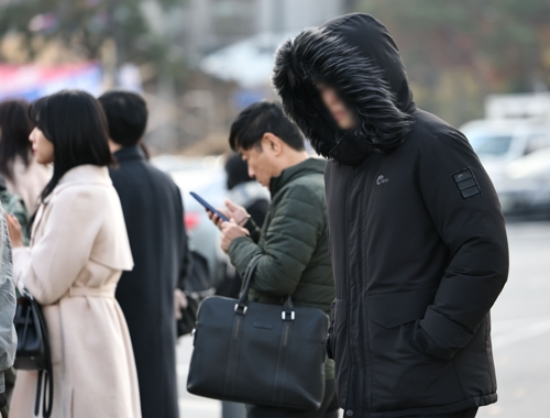 아침 최저기온이 -1∼7도로 추운 날씨를 보이는 지난 11월 26일 서울 종로구 광화문 세종대로사거리에서 출근길 시민들이 발걸음을 옮기고 있다. [연합뉴스]