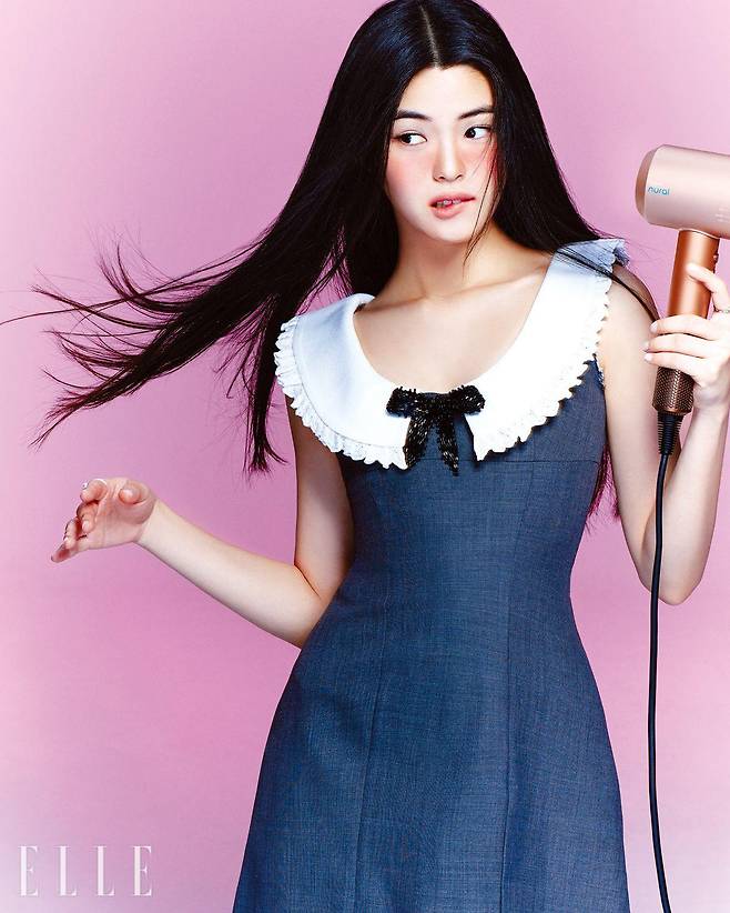 로맨틱한 디테일의 슬리브리스 원피스는 Shushu/Tong.