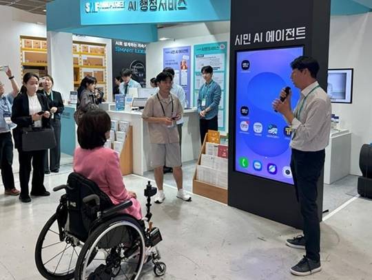 한국과학기술원(KAIST) 교원창업기업 플루이즈를 중심으로 KAIST, 고려대, 성균관대 연구진이 참여한 오토폰(AutoPhone)팀은 스마트폰을 음성만으로 완전 자동 실행하는 차세대 모바일 AI 에이전트 '플루이드(Fluid)GPT'를 공개했다.  사진은 서울시의 '시민 AI 에이전트' 시범 사업 모습.