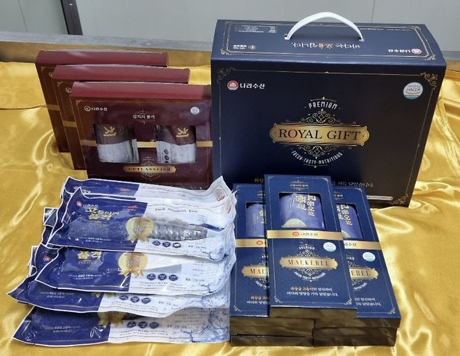 산 사하구 감천동에 있는 수산물 전문 가공업체 '나라수산'(대표 오용환)이 '국민생선' 고등어 비린내를 줄이고 풍미를 높인 특허기술과 미국 FDA 등록까지 마쳐 이 분야 강자로 주목받고 있다. 소비자들로부터 폭발적인 인기를 끌고 있는 나라수산 고등어 선물세트. 나라수산 제공