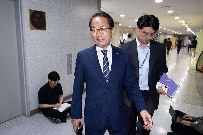 국회 정무위원회 강준현 더불어민주당 간사가 1일 서울 여의도 국회 의원회관에서 열린 정무위원회 비공개 당정협의에 참석하고 있다. 뉴스1