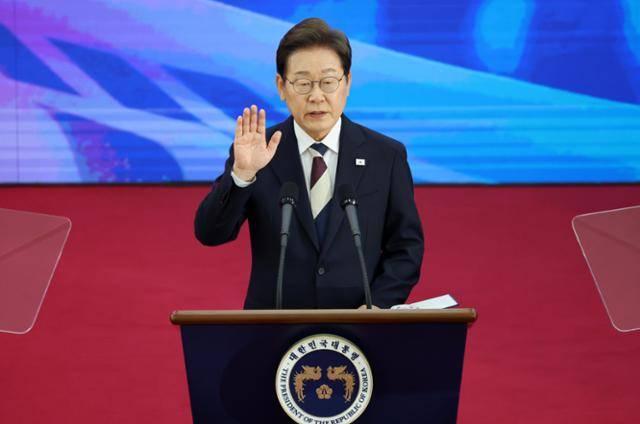 지난 6월 4일 제21대 대통령에 당선된 이재명 대통령이 국회 로텐더홀에서 취임선서를 하고 있다. 고영권 기자